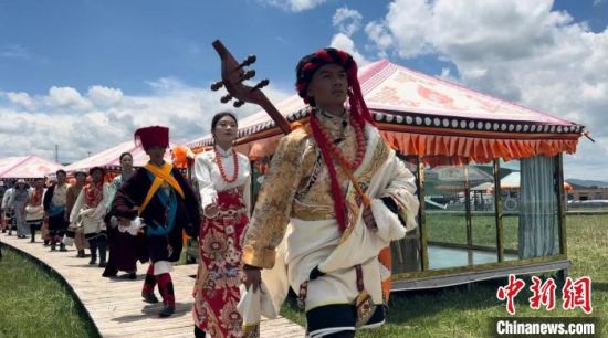 2024年6月，甘肅甘南藏族自治州上演藏服時裝秀。(資料圖)高瑩 攝