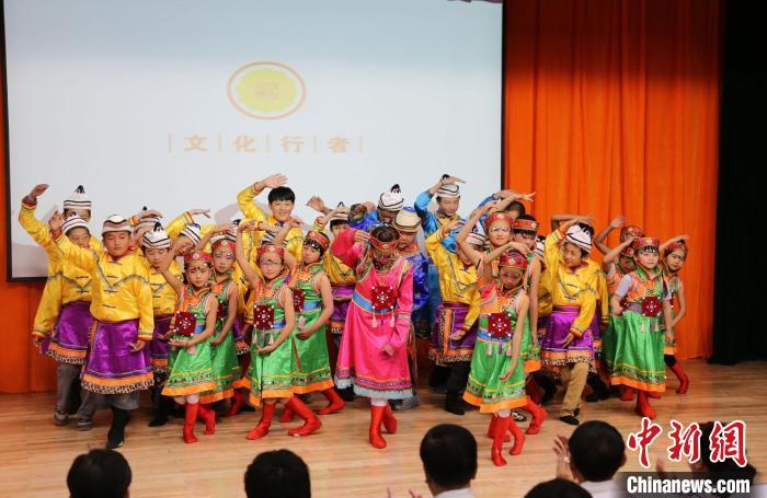 圖為蘭州大學文化行者團隊走進民族社區(qū)，開展系列活動。(資料圖)蘭州大學供圖
