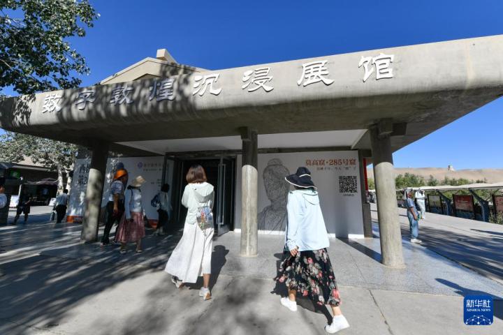7月22日，游客排隊(duì)進(jìn)入“尋境敦煌——數(shù)字敦煌沉浸展”場(chǎng)館。新華社記者 郎兵兵 攝</p>
<p>
