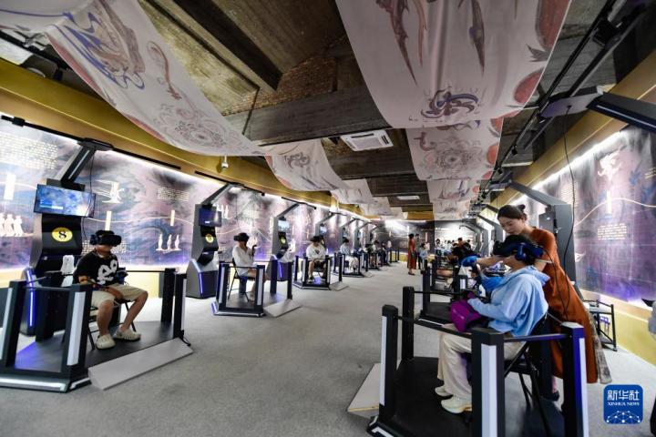 7月22日，游客線下體驗(yàn)“尋境敦煌——數(shù)字敦煌沉浸展”。新華社記者 郎兵兵 攝</p>
<p>