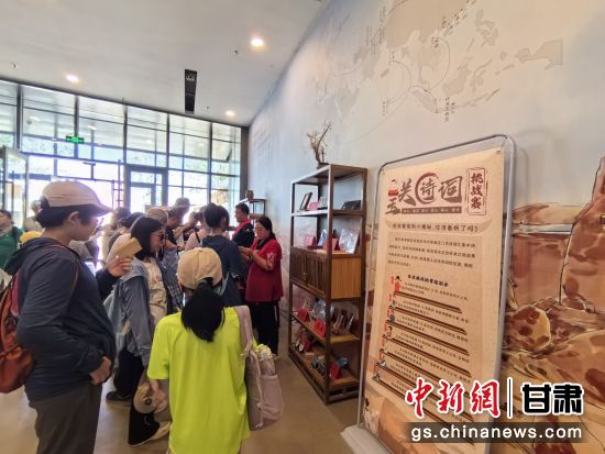 近日，玉門關(guān)遺址景區(qū)開啟了一場精彩紛呈的玉關(guān)詩詞挑戰(zhàn)賽，吸引眾多游人參與其中。玉門關(guān)遺址景區(qū)供圖