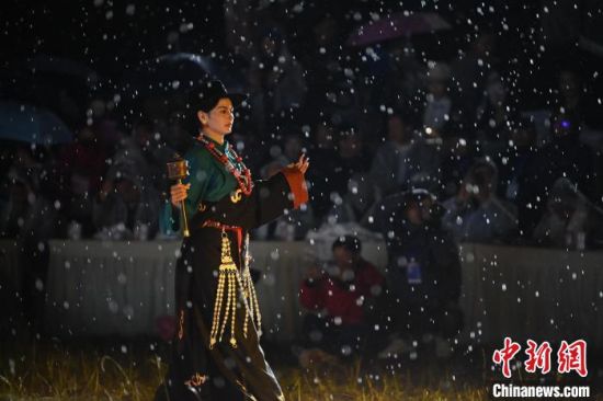 圖為2024年8月6日晚大賽現(xiàn)場(chǎng)模特進(jìn)行比賽。李亞龍 攝