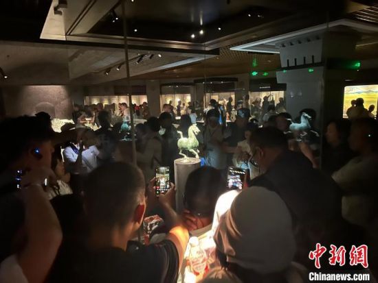 8月17日至23日，“濃濃民族情 兩岸一家親”臺灣同胞參訪團甘肅行交流活動在甘肅展開。圖為臺胞參觀甘肅省博物館。中新社記者 閆姣 攝