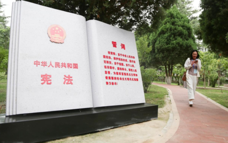 網(wǎng)絡(luò)普法“碼”上行：蘭州市西固區(qū)金城公園探索“線(xiàn)上+線(xiàn)下”普法新場(chǎng)域