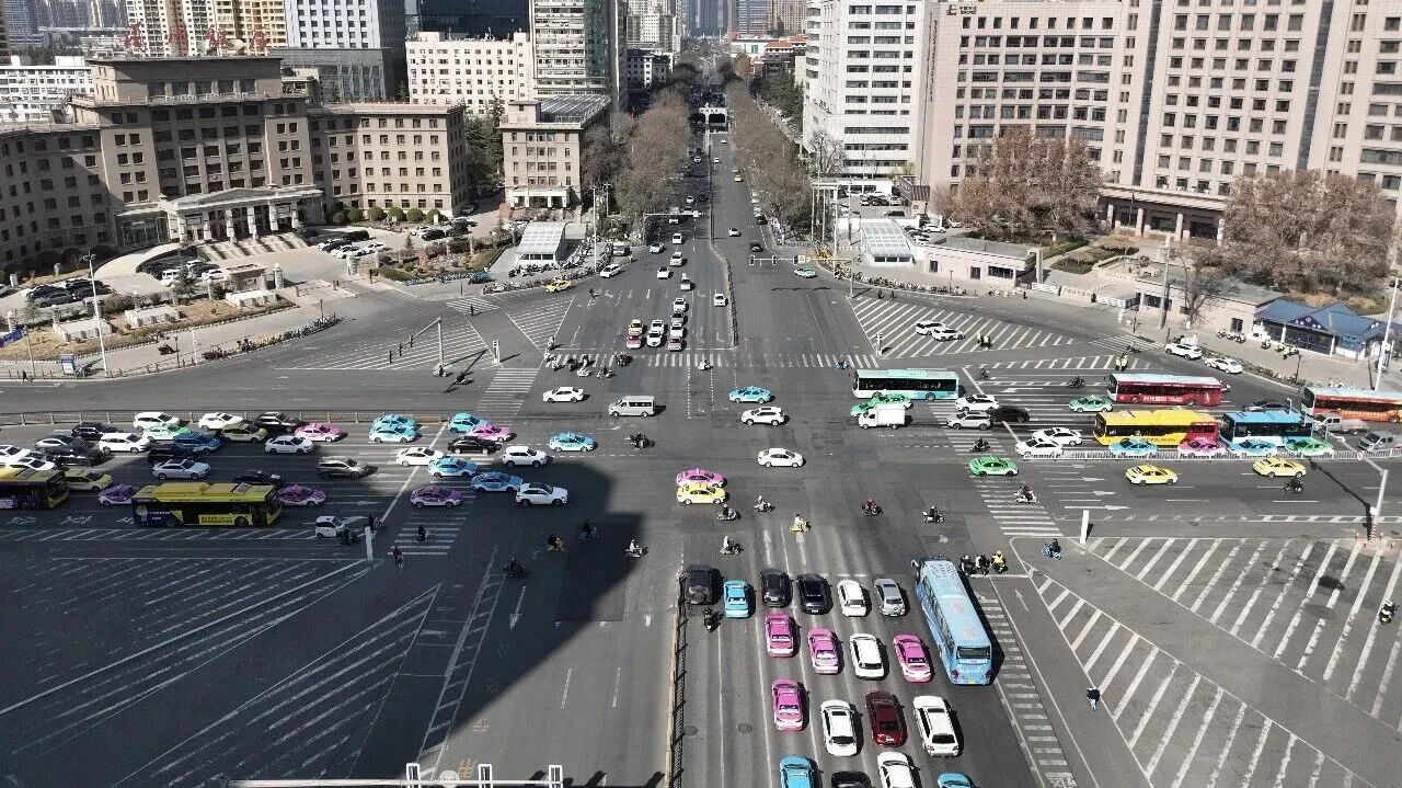 這里的交警N多操作，主打一個(gè)“暢通無阻”