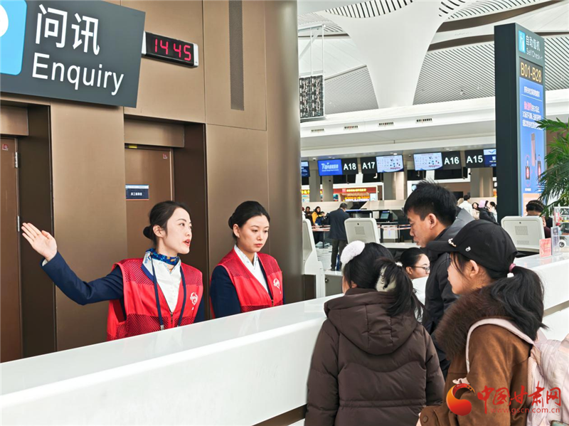蘭州中川國際機場服務(wù)煥新：一抹“小紅”暖空港 人文相伴暢旅途